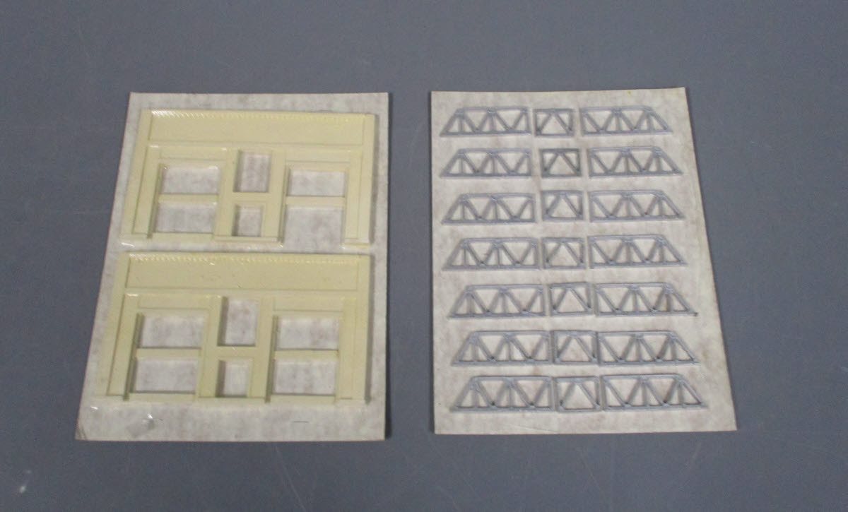 Model Masterpieces 130 HO Scale Locomotive Backshop with Two 120 Overhead Crane