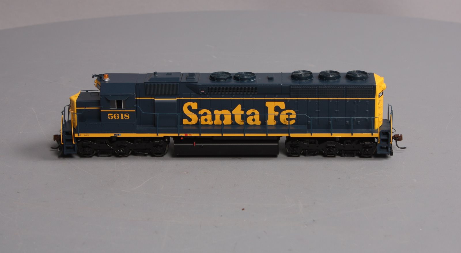 Athearn 95399 HO Scale Santa Fe SD45 Diesel Locomotive #5618