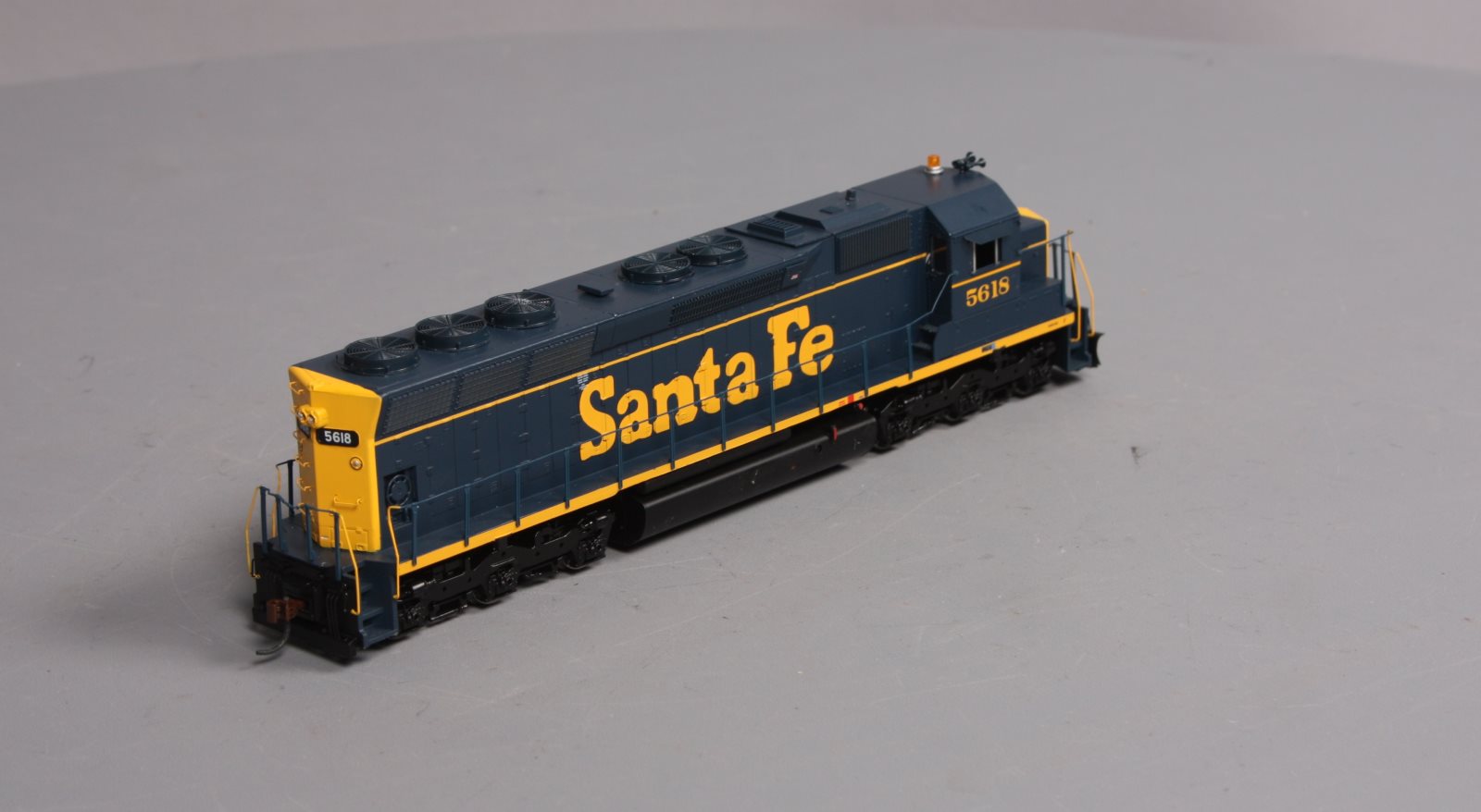 Athearn 95399 HO Scale Santa Fe SD45 Diesel Locomotive #5618