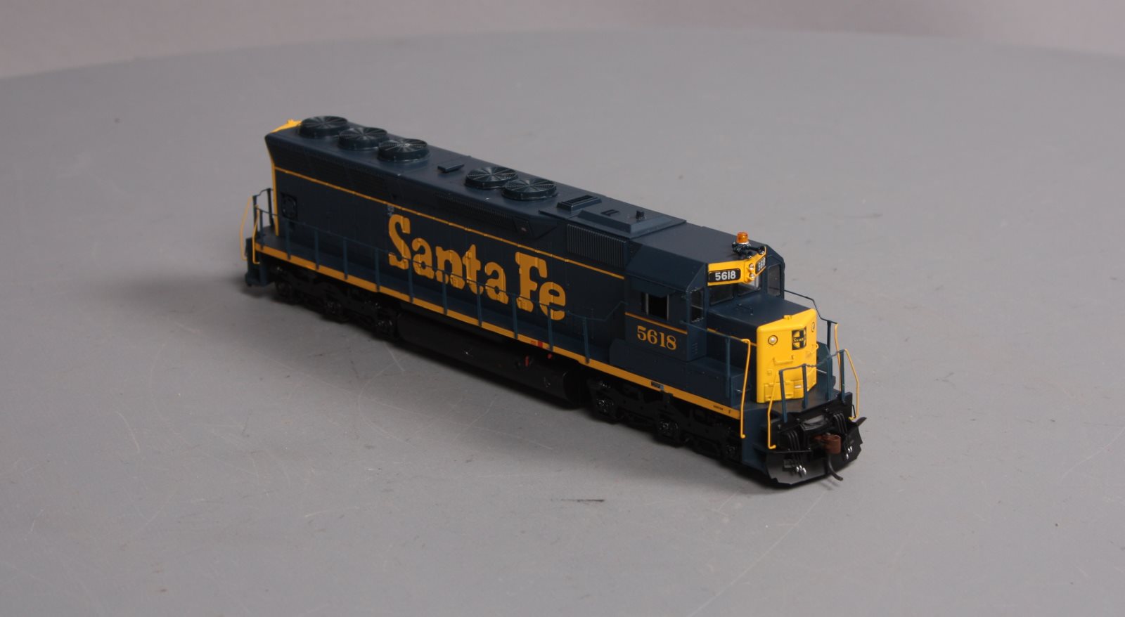 Athearn 95399 HO Scale Santa Fe SD45 Diesel Locomotive #5618