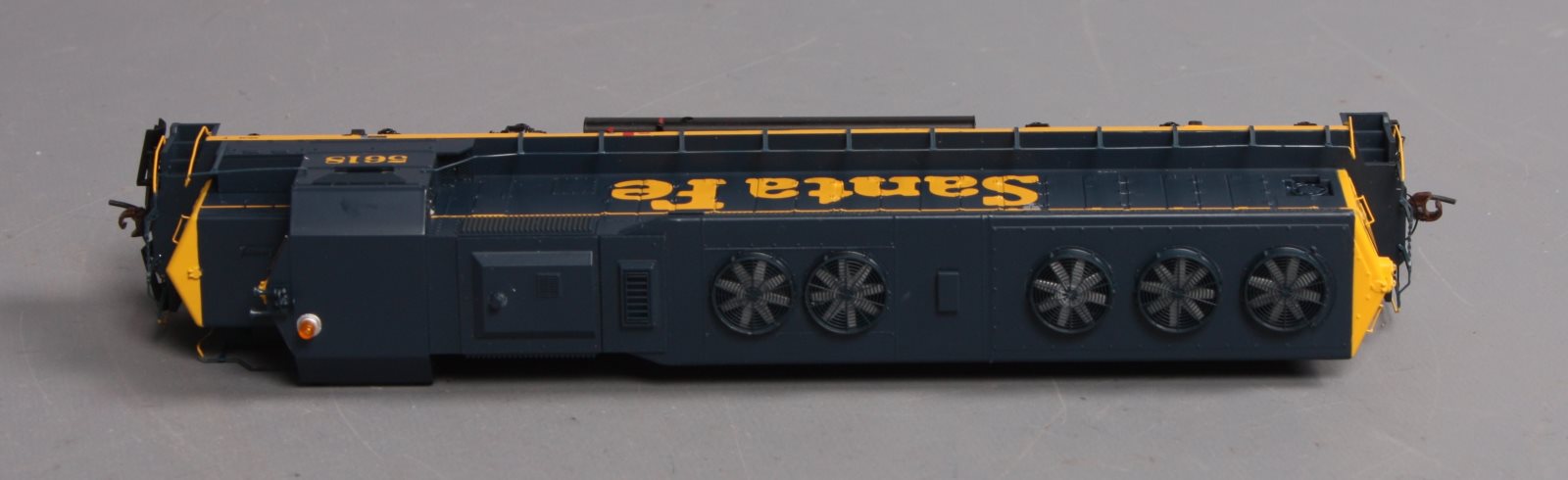 Athearn 95399 HO Scale Santa Fe SD45 Diesel Locomotive #5618