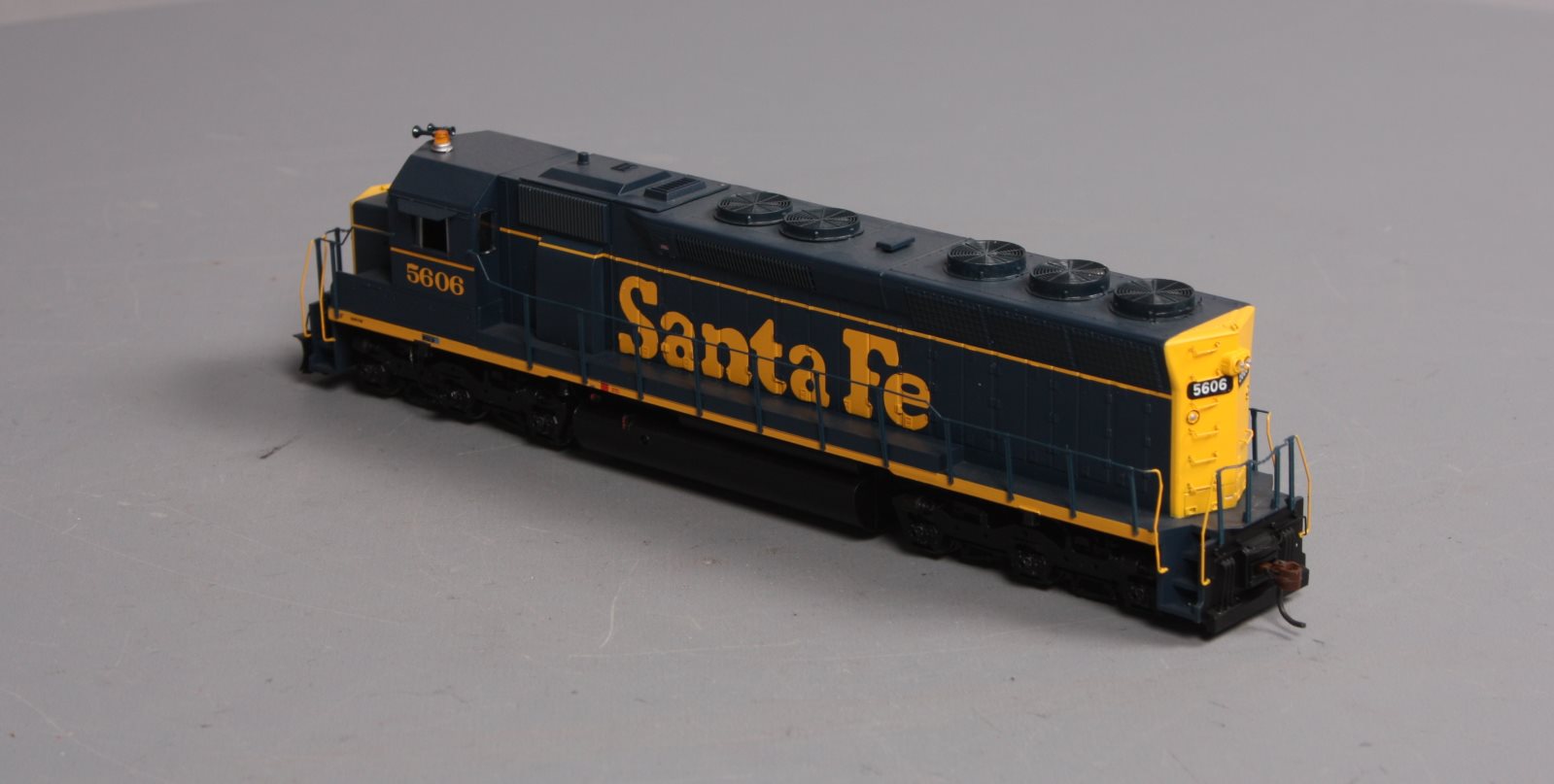 Athearn 95398 HO Scale Santa Fe SD45 Diesel Locomotive #5606