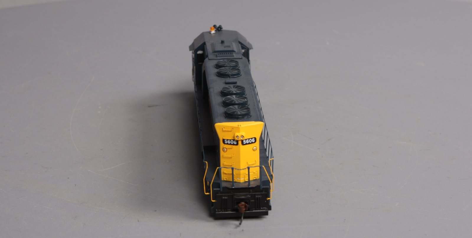 Athearn 95398 HO Scale Santa Fe SD45 Diesel Locomotive #5606