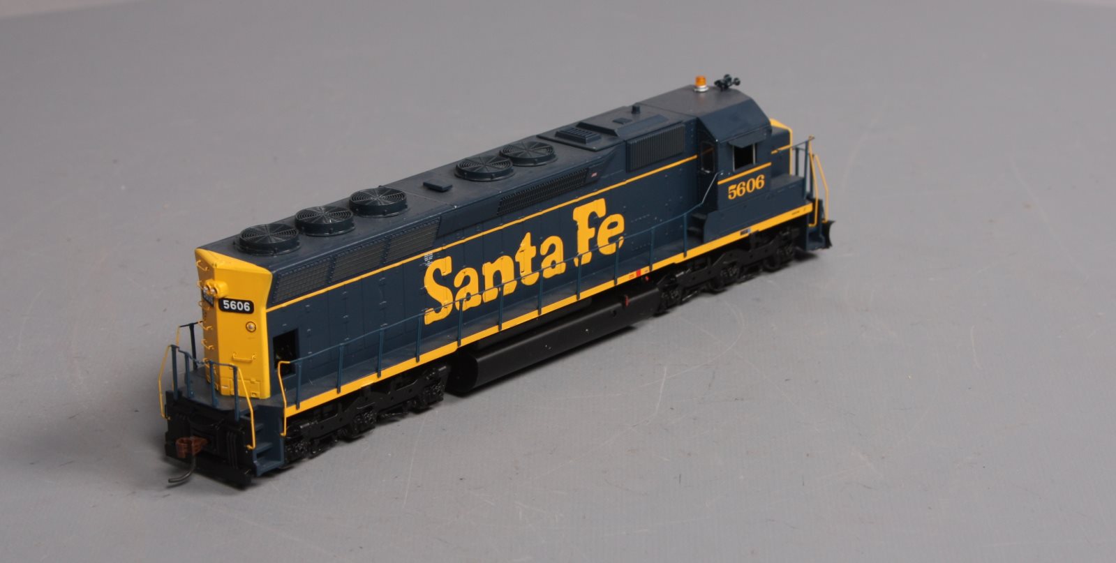 Athearn 95398 HO Scale Santa Fe SD45 Diesel Locomotive #5606