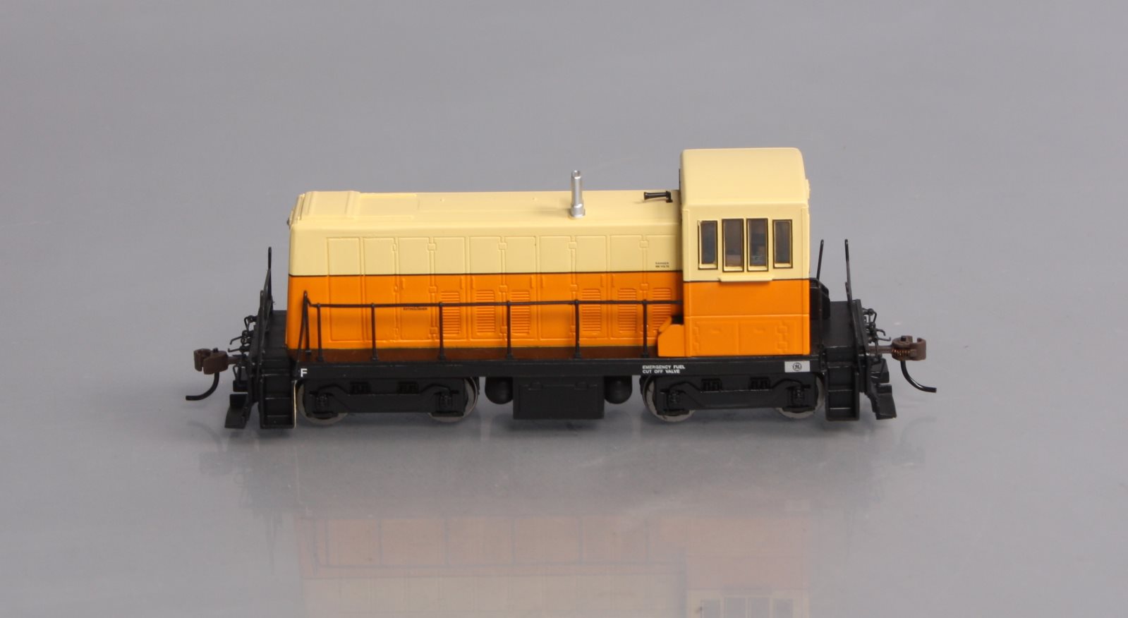 Bachmann 60611 HO Painted & Unlettered GE 70-Tonner Diesel Locomotive w/DCC