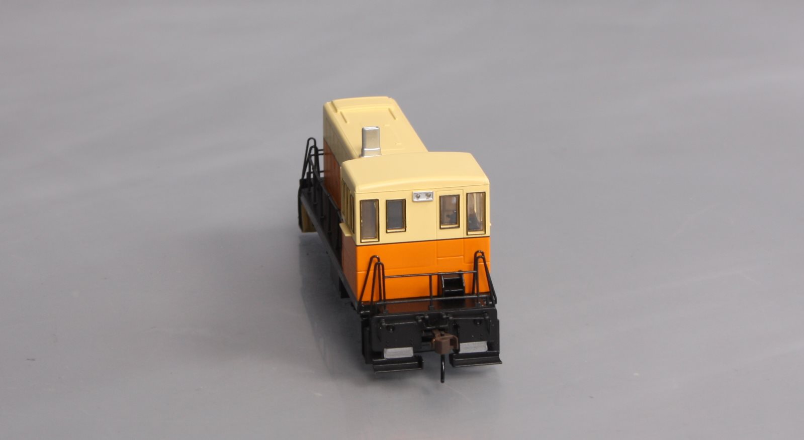 Bachmann 60611 HO Painted & Unlettered GE 70-Tonner Diesel Locomotive w/DCC