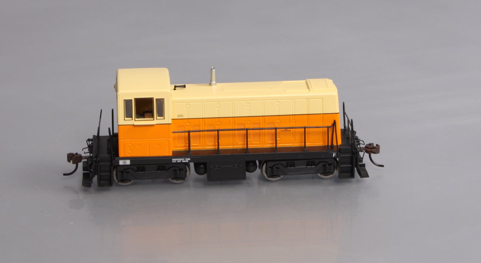 Bachmann 60611 HO Painted & Unlettered GE 70-Tonner Diesel Locomotive w/DCC