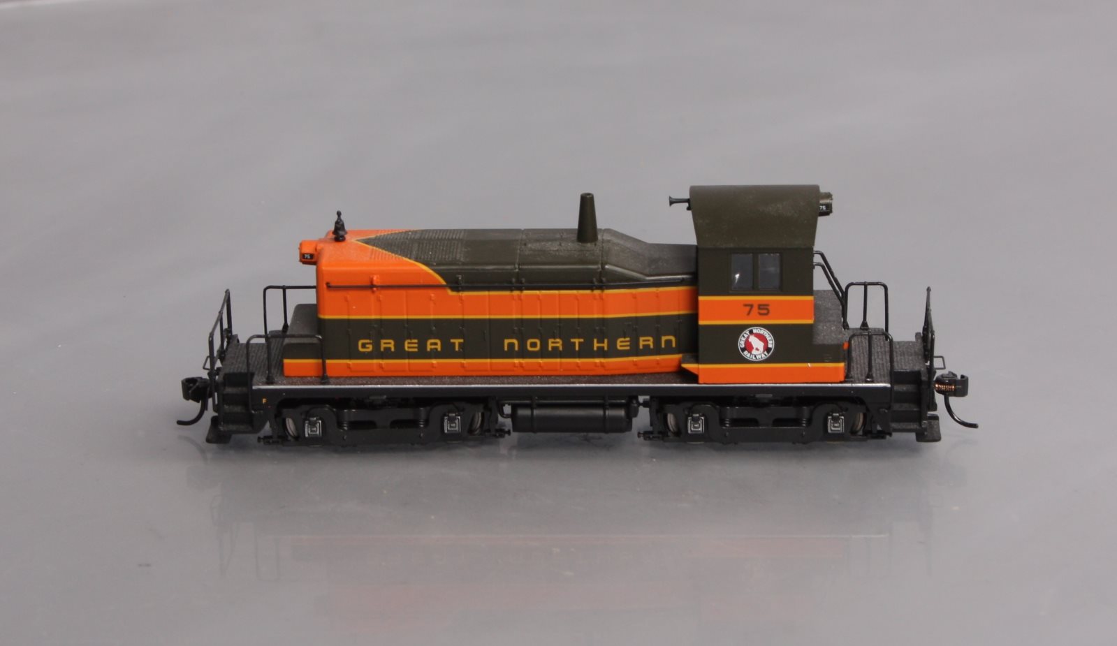 Walthers 910-9213 HO Great Northern EMD SW1 Diesel Switcher #75 - Standard DC