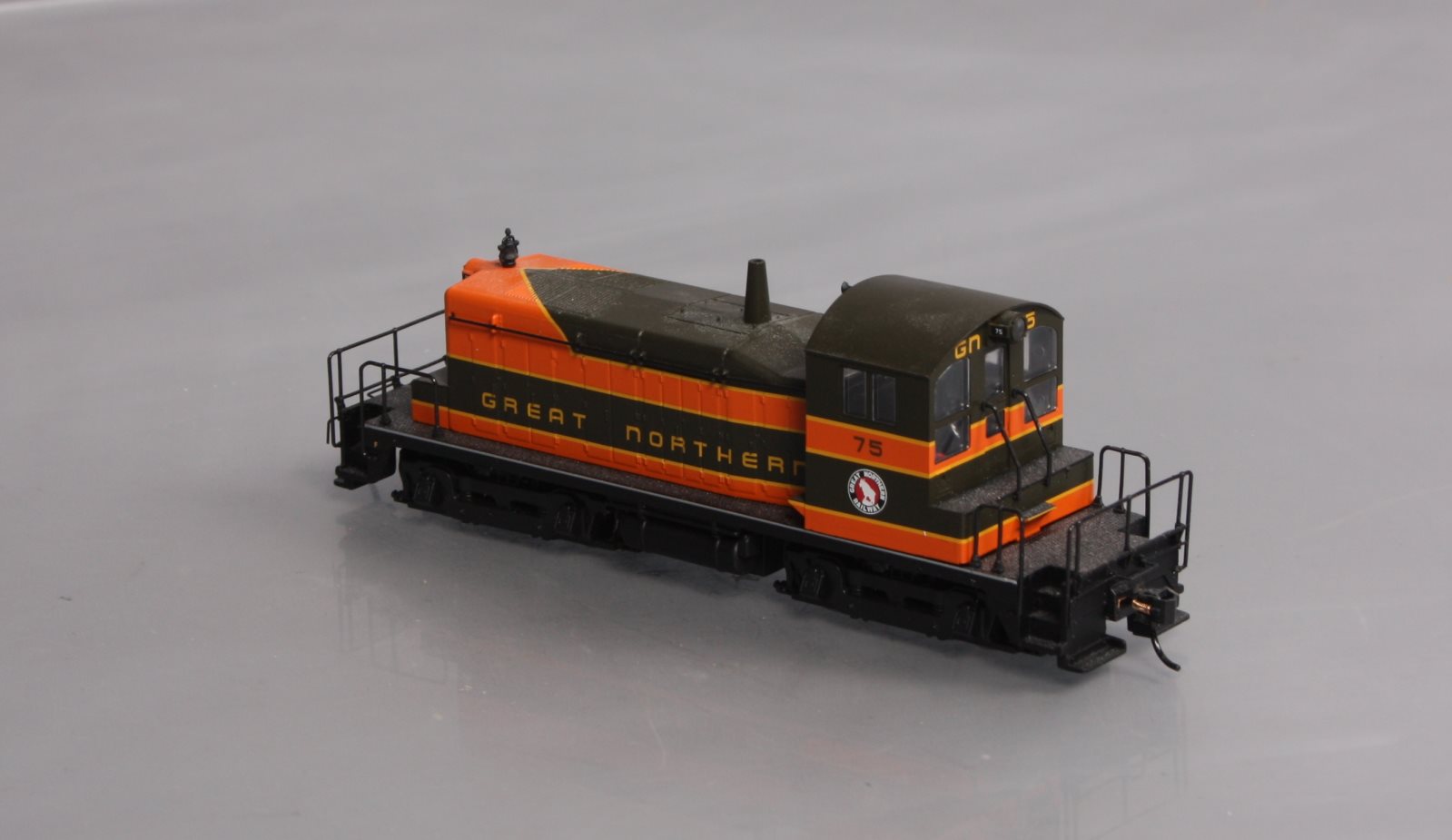 Walthers 910-9213 HO Great Northern EMD SW1 Diesel Switcher #75 - Standard DC