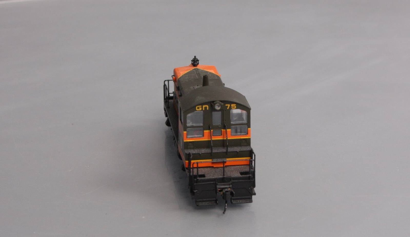 Walthers 910-9213 HO Great Northern EMD SW1 Diesel Switcher #75 - Standard DC
