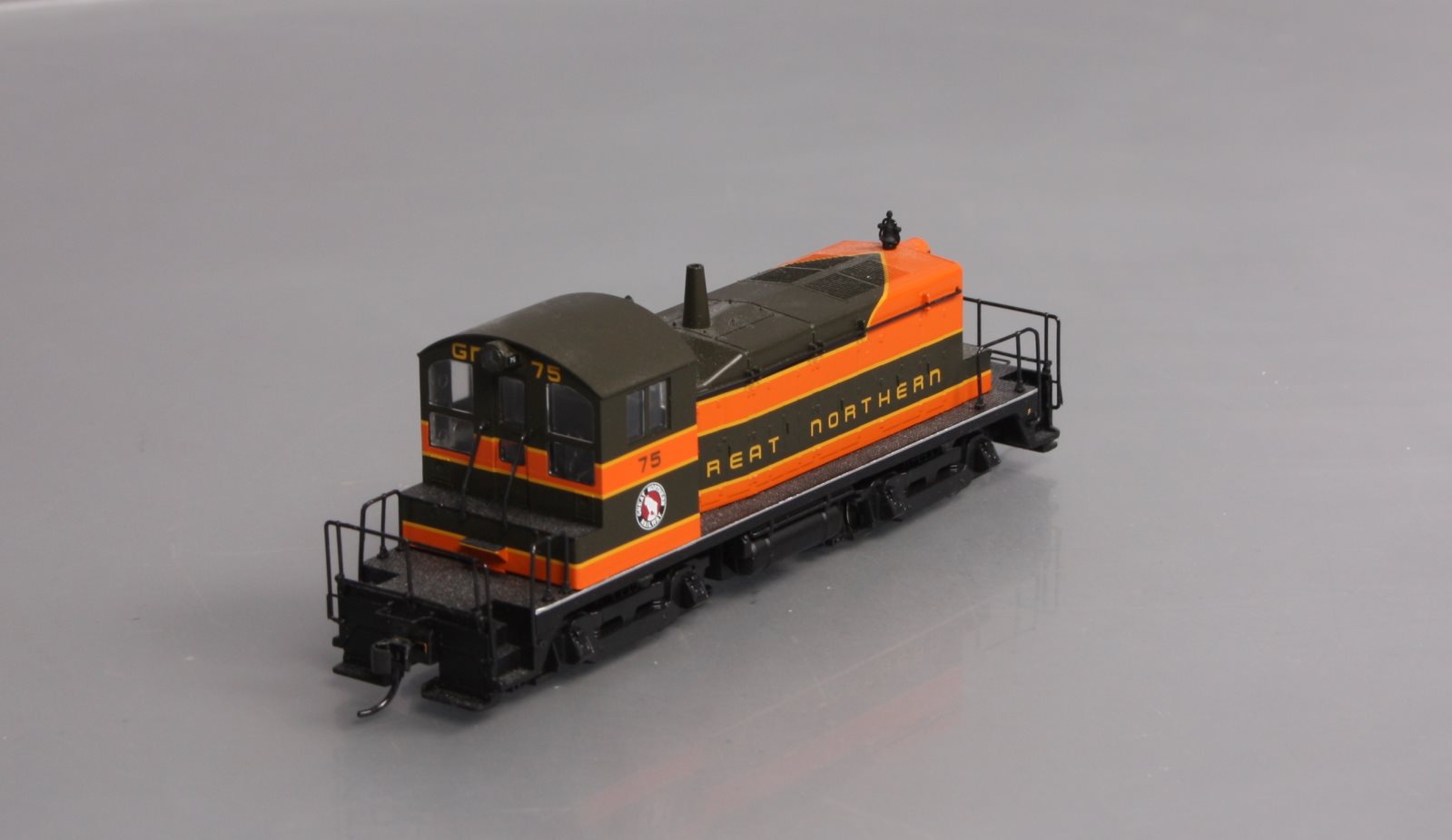 Walthers 910-9213 HO Great Northern EMD SW1 Diesel Switcher #75 - Standard DC
