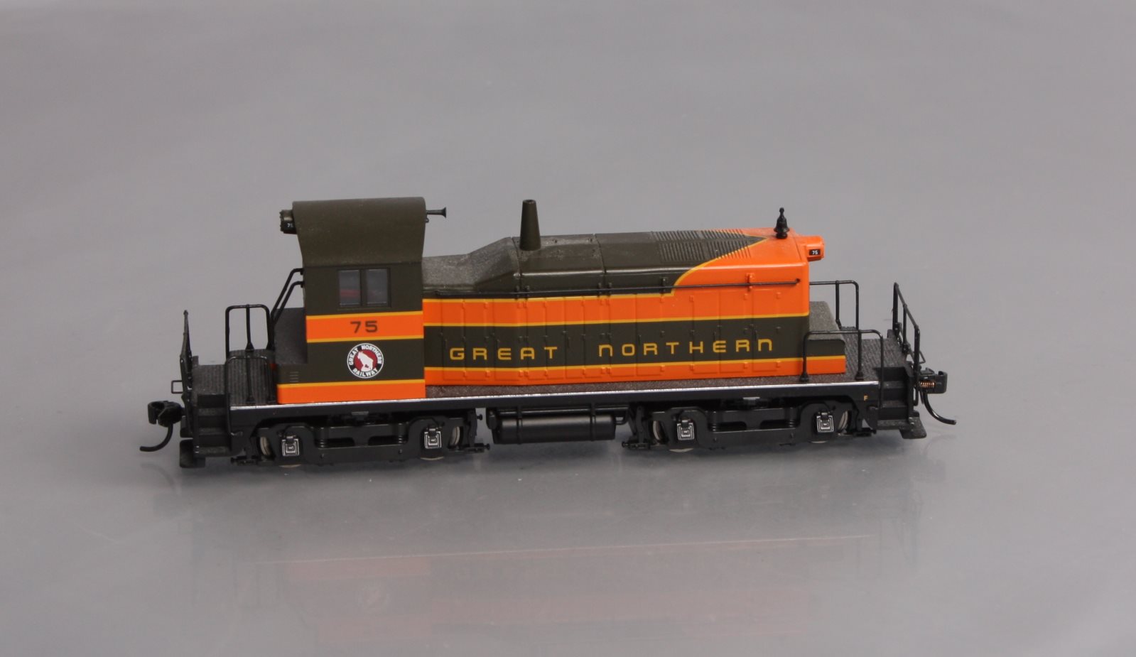 Walthers 910-9213 HO Great Northern EMD SW1 Diesel Switcher #75 - Standard DC