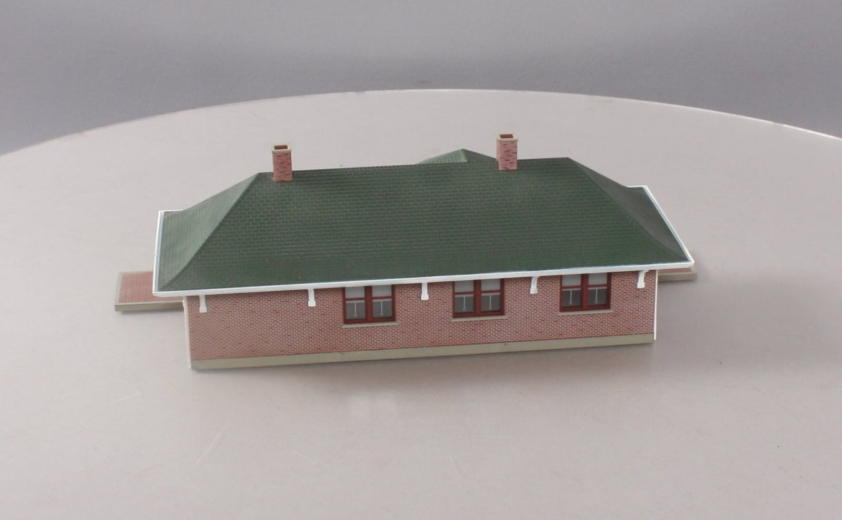 Walthers 933-2831 HO Scale Pella Brick Depot W/ Figures & Accessories Built-Ups LN/Box