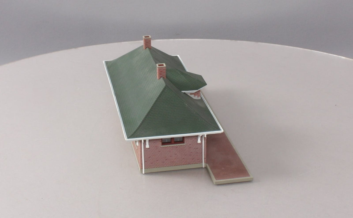 Walthers 933-2831 HO Scale Pella Brick Depot W/ Figures & Accessories Built-Ups LN/Box