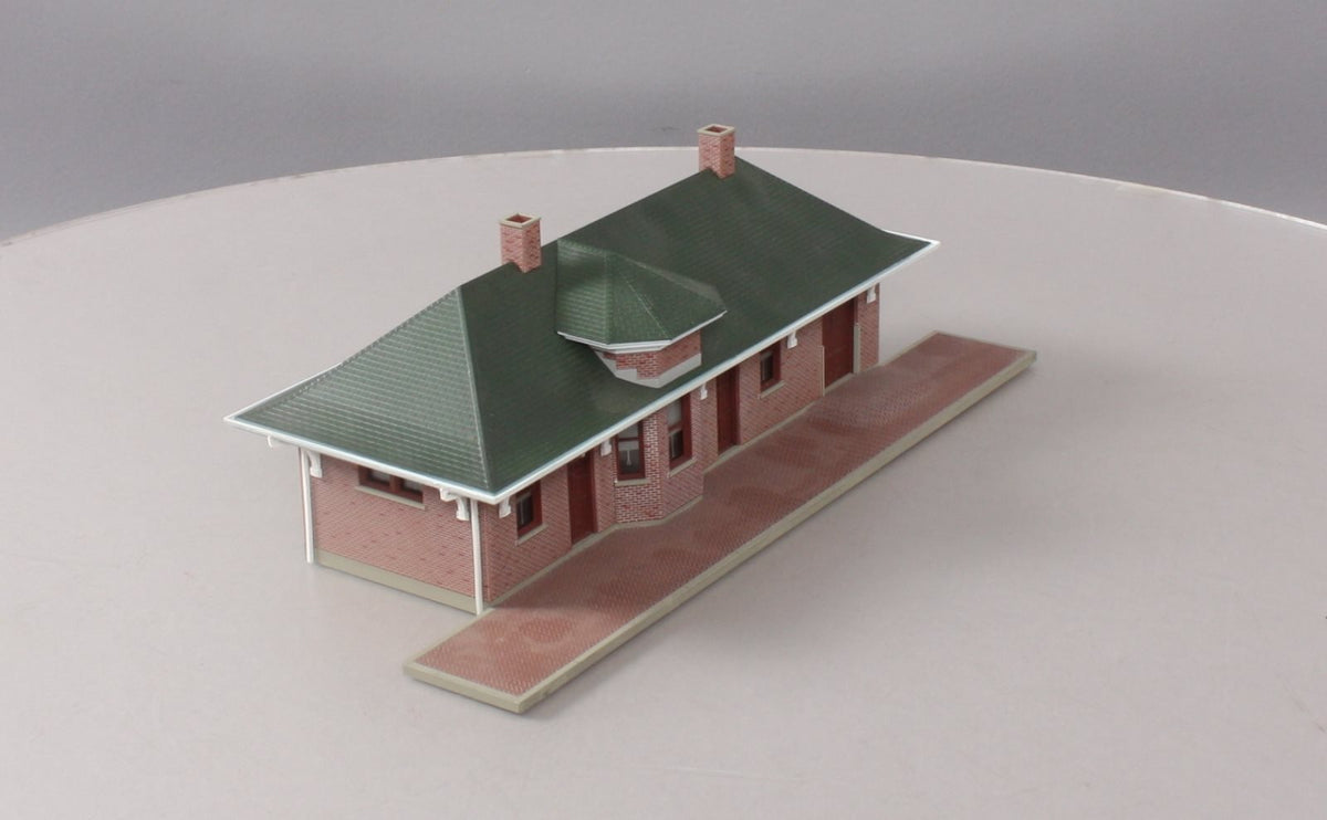 Walthers 933-2831 HO Scale Pella Brick Depot W/ Figures & Accessories Built-Ups LN/Box