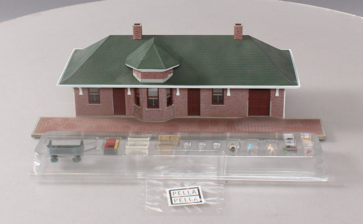 Walthers 933-2831 HO Scale Pella Brick Depot W/ Figures & Accessories Built-Ups LN/Box