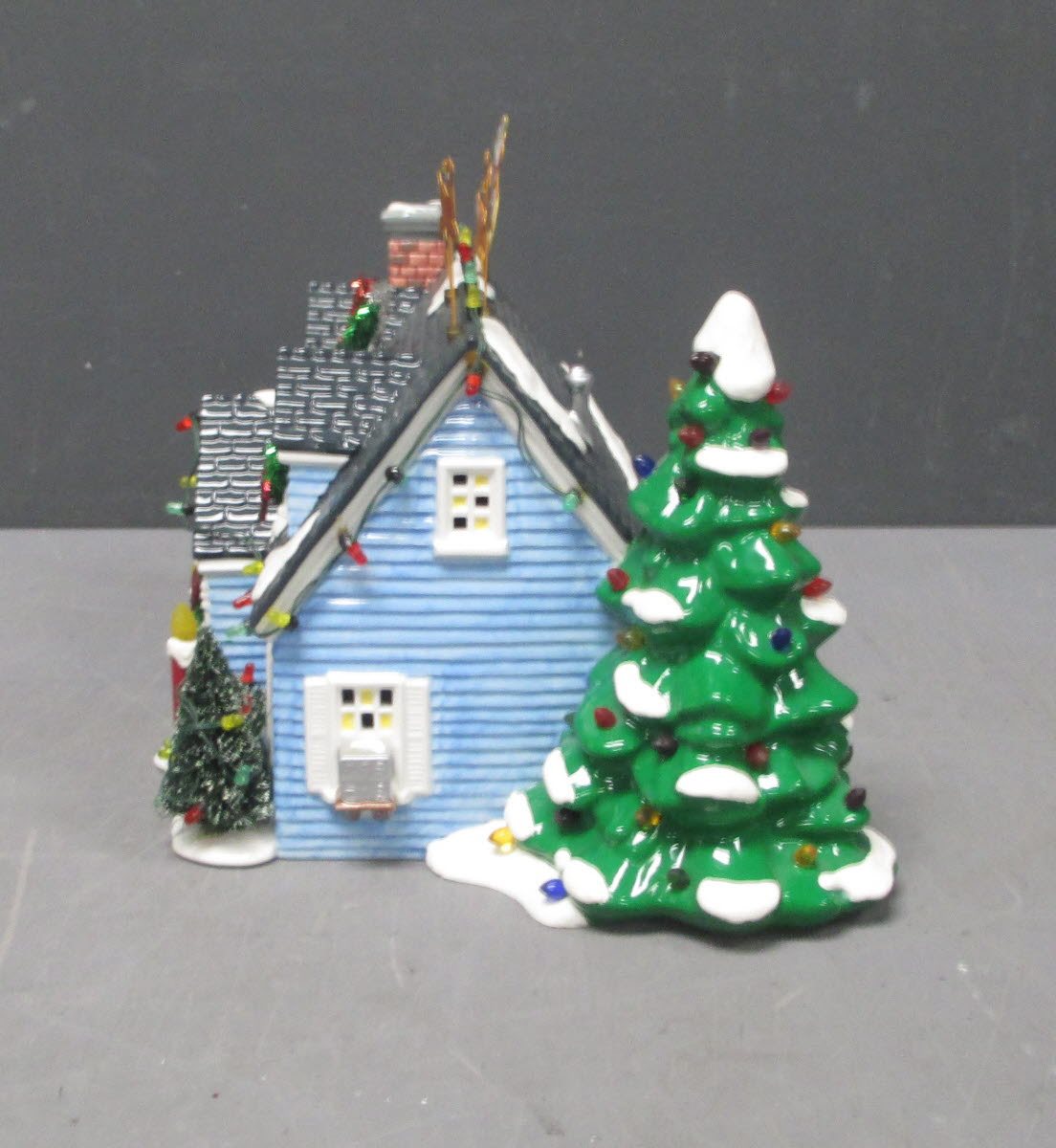 Dept 56 55048 Snow Village "The Holiday House" LN/Box