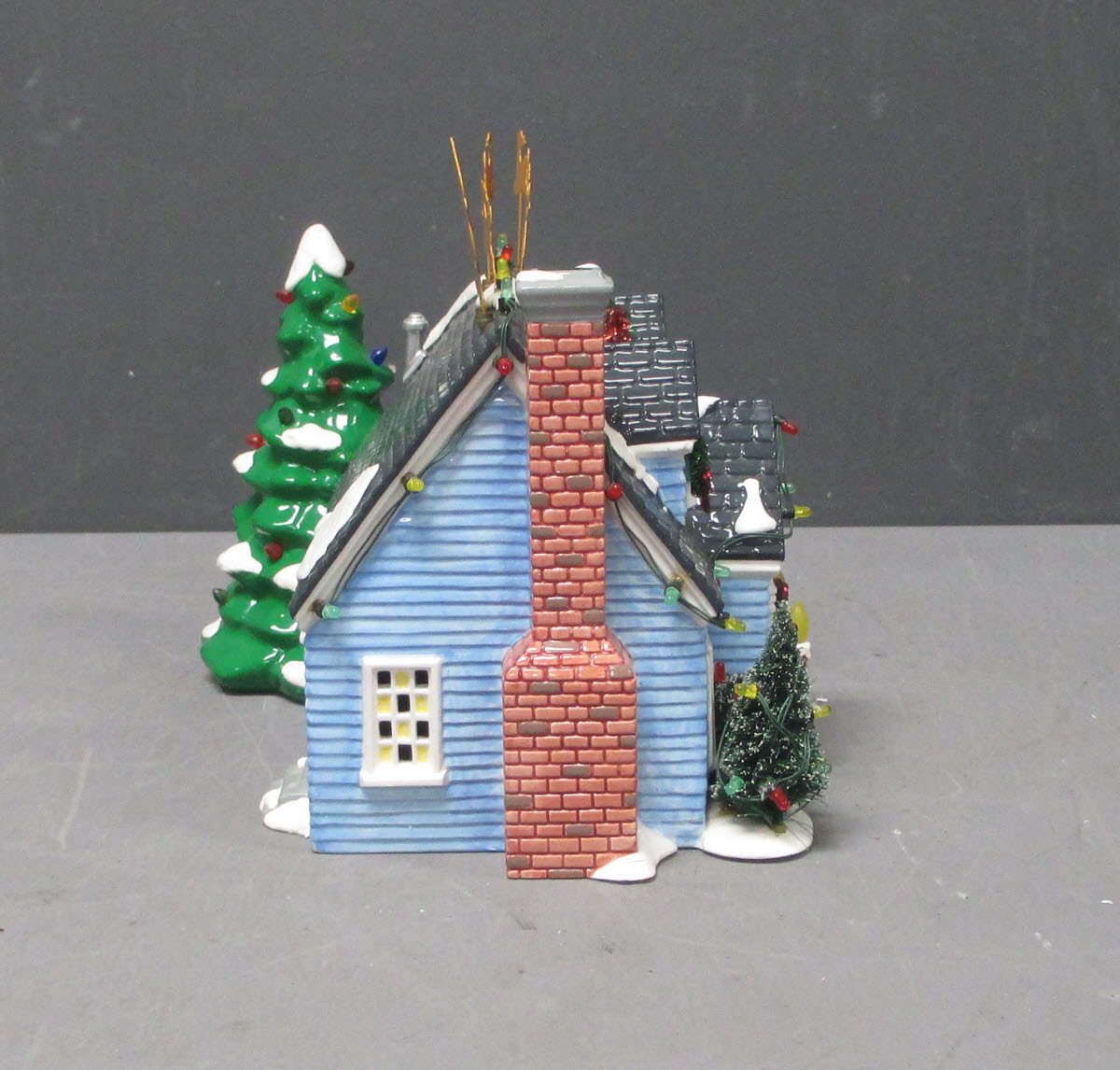 Dept 56 55048 Snow Village "The Holiday House" LN/Box