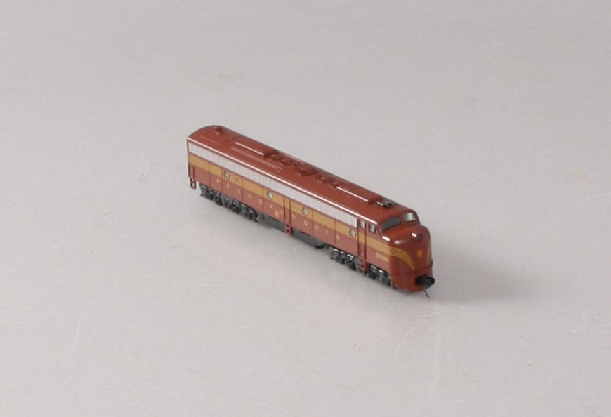 Kato 176-255 N Pennsylvania EMD E8/9 Passenger Pilot Diesel Locomotive #5706 LN/Box