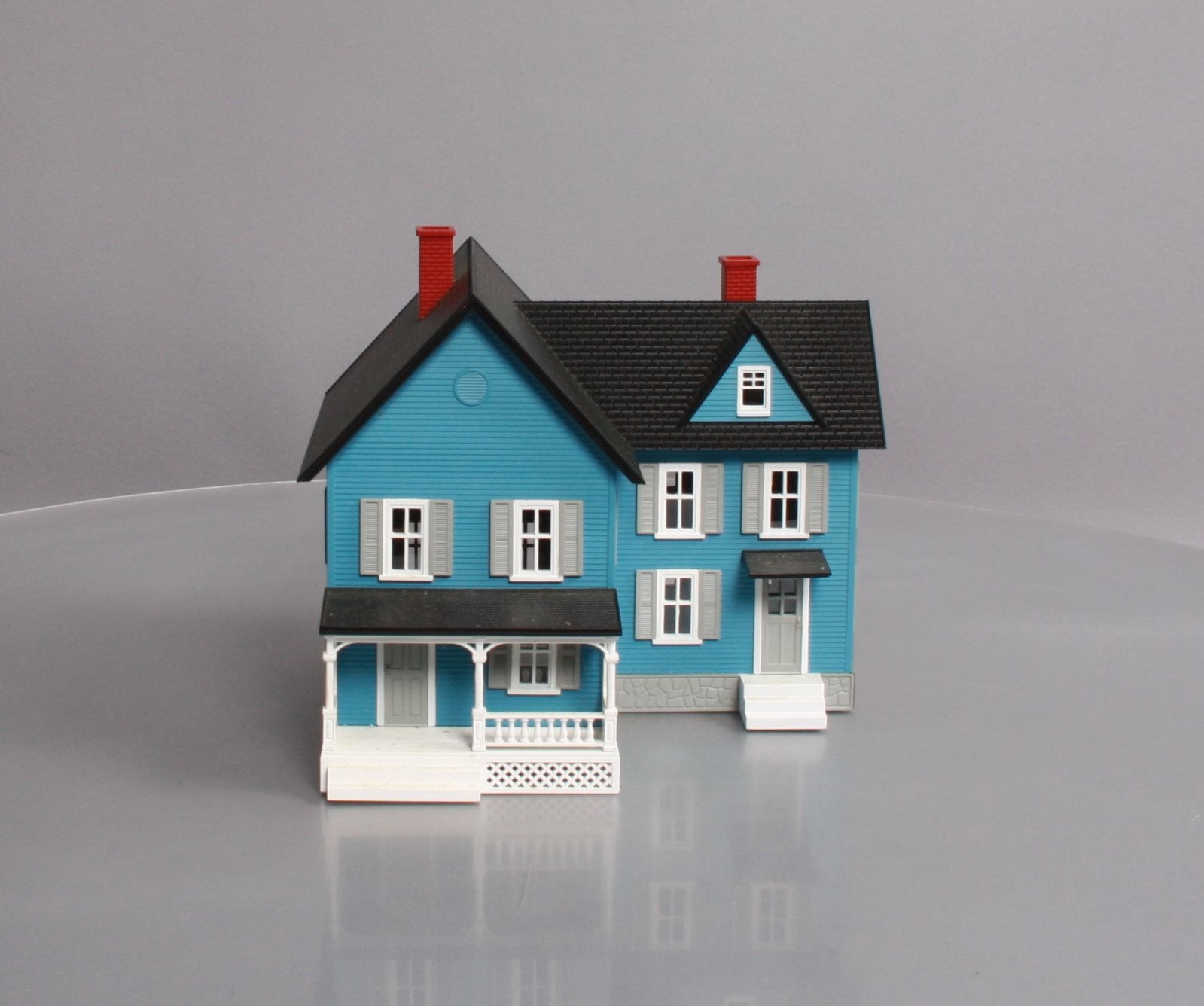 MTH 30-9046 O Gauge Assembled Farm House Blue W/Gray Shutters LN/Box