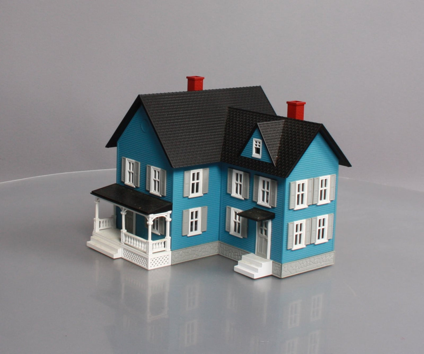 MTH 30-9046 O Gauge Assembled Farm House Blue W/Gray Shutters LN/Box