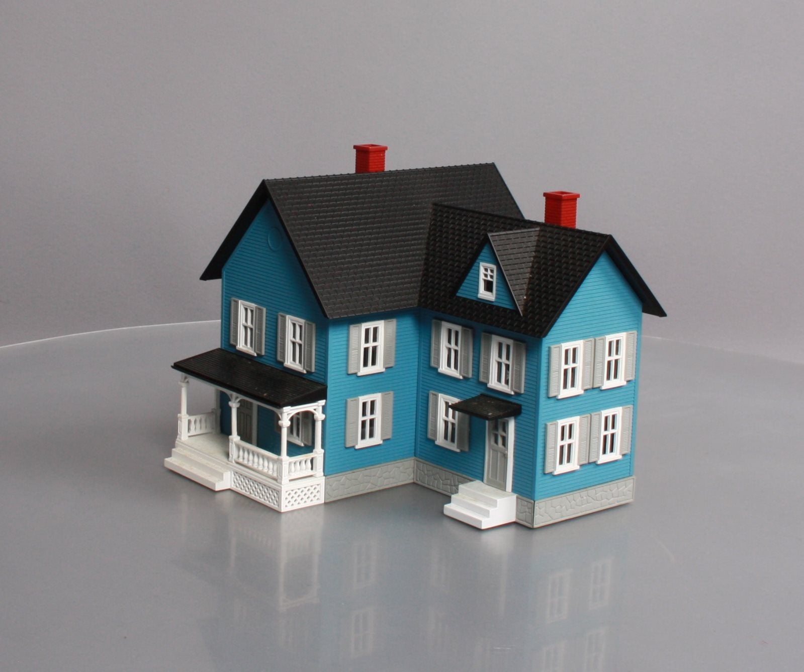 MTH 30-9046 O Gauge Assembled Farm House Blue W/Gray Shutters LN/Box