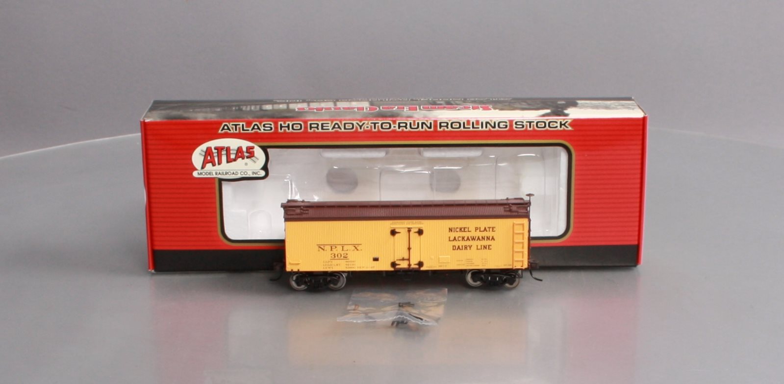 Atlas 6113-3 Nickel Plate DLW 36' Wood Reefer #302
