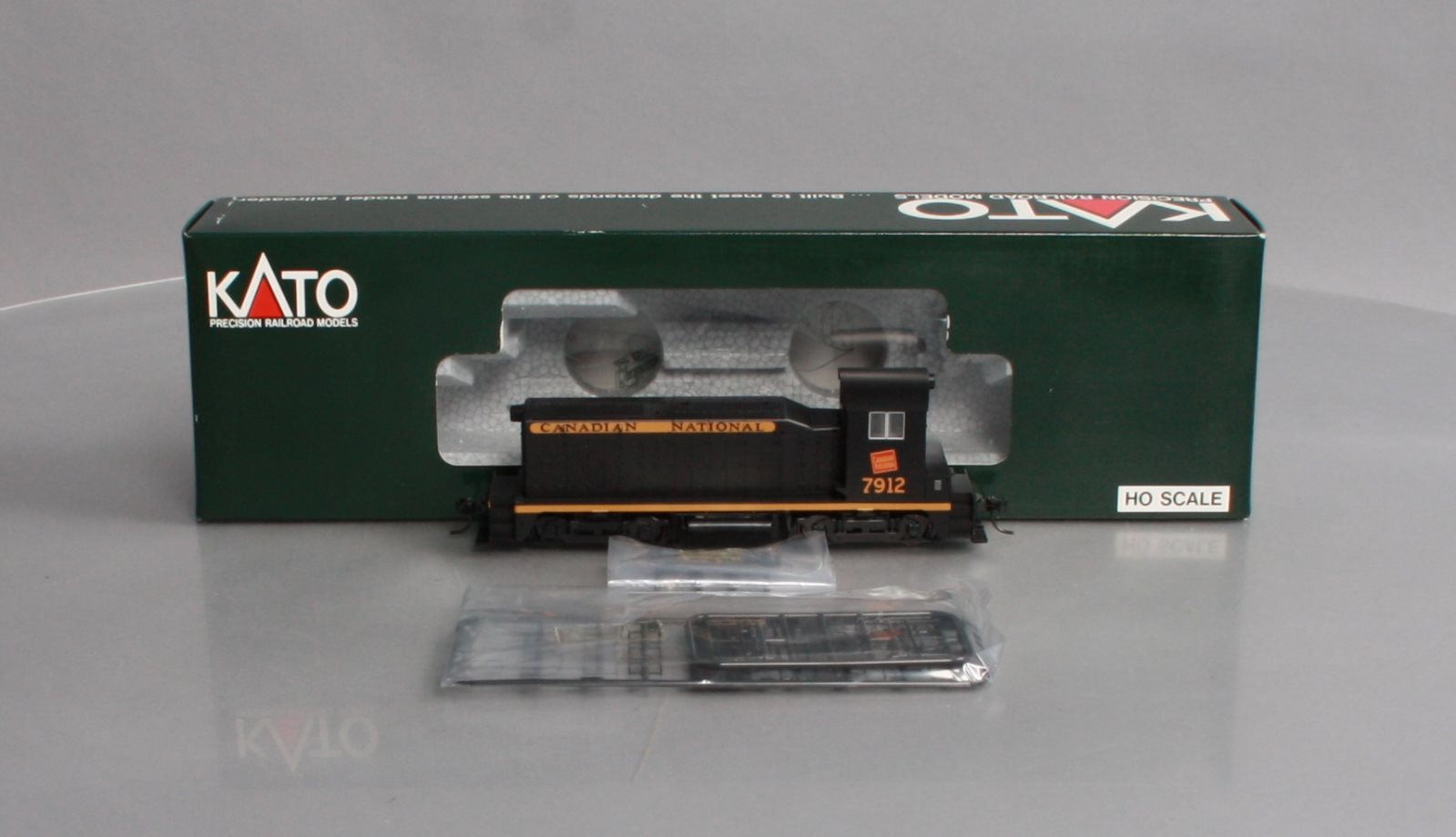Kato 37-103 Canadian National NW2 Diesel Locomotive #7912 LN/Box