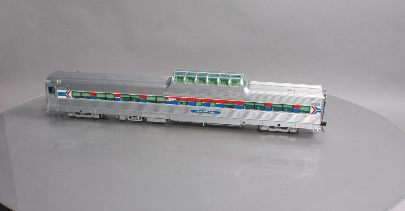 Atlas 30021541-1 Amtrak Streamlined Dome Chair Car w/o Conductor's Window