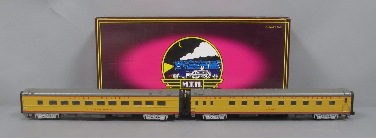 MTH 20-6638 O UP 70' Streamlined Sleeper/Diner Passenger Car Set (Set of 2) EX/Box