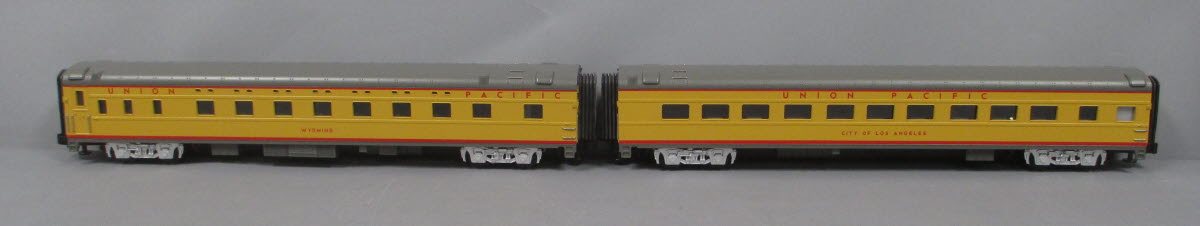 MTH 20-6638 O UP 70' Streamlined Sleeper/Diner Passenger Car Set (Set of 2) EX/Box