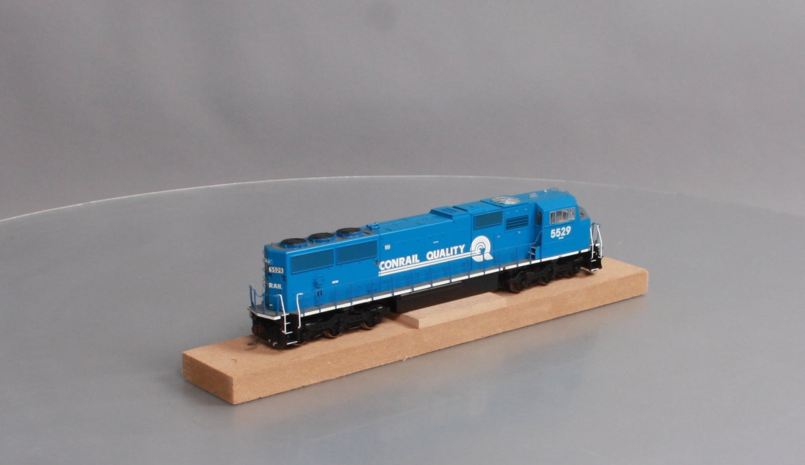 Athearn G67378 HO Conrail Q SD60M Diesel Locomotive w/DCC & Sound #5529