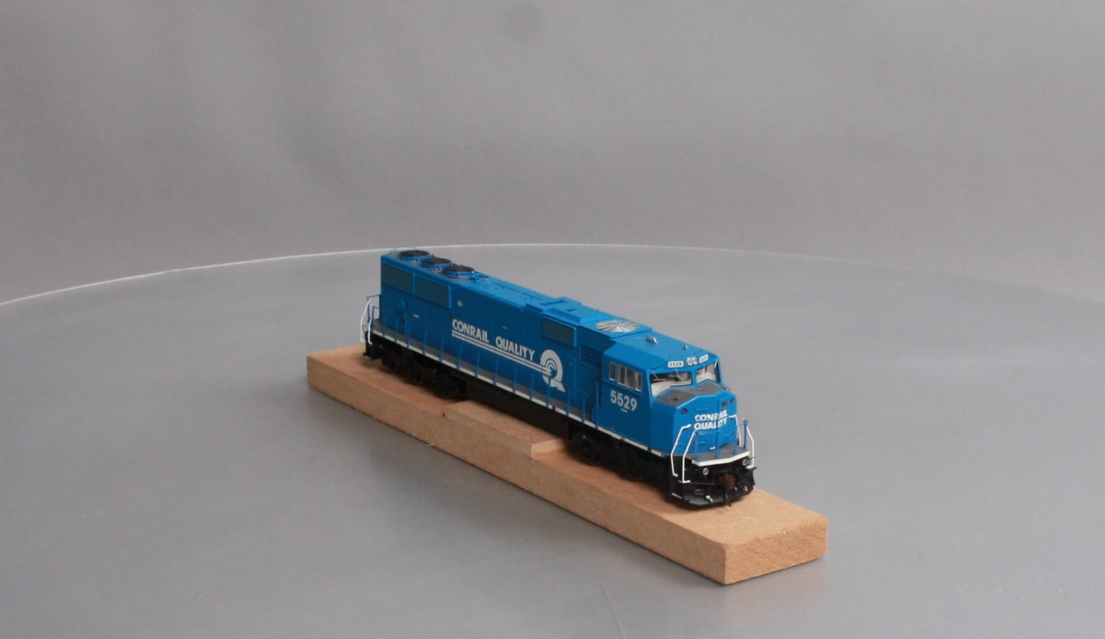 Athearn G67378 HO Conrail Q SD60M Diesel Locomotive w/DCC & Sound #5529
