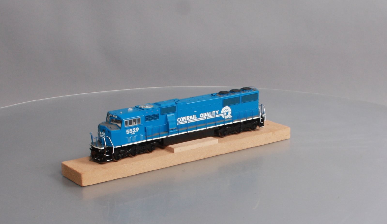 Athearn G67378 HO Conrail Q SD60M Diesel Locomotive w/DCC & Sound #5529