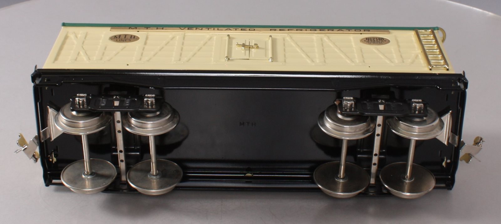 MTH 10-205 Std. Gauge 214R Ivory & Peacock Refrigerator Car with Brass Trim