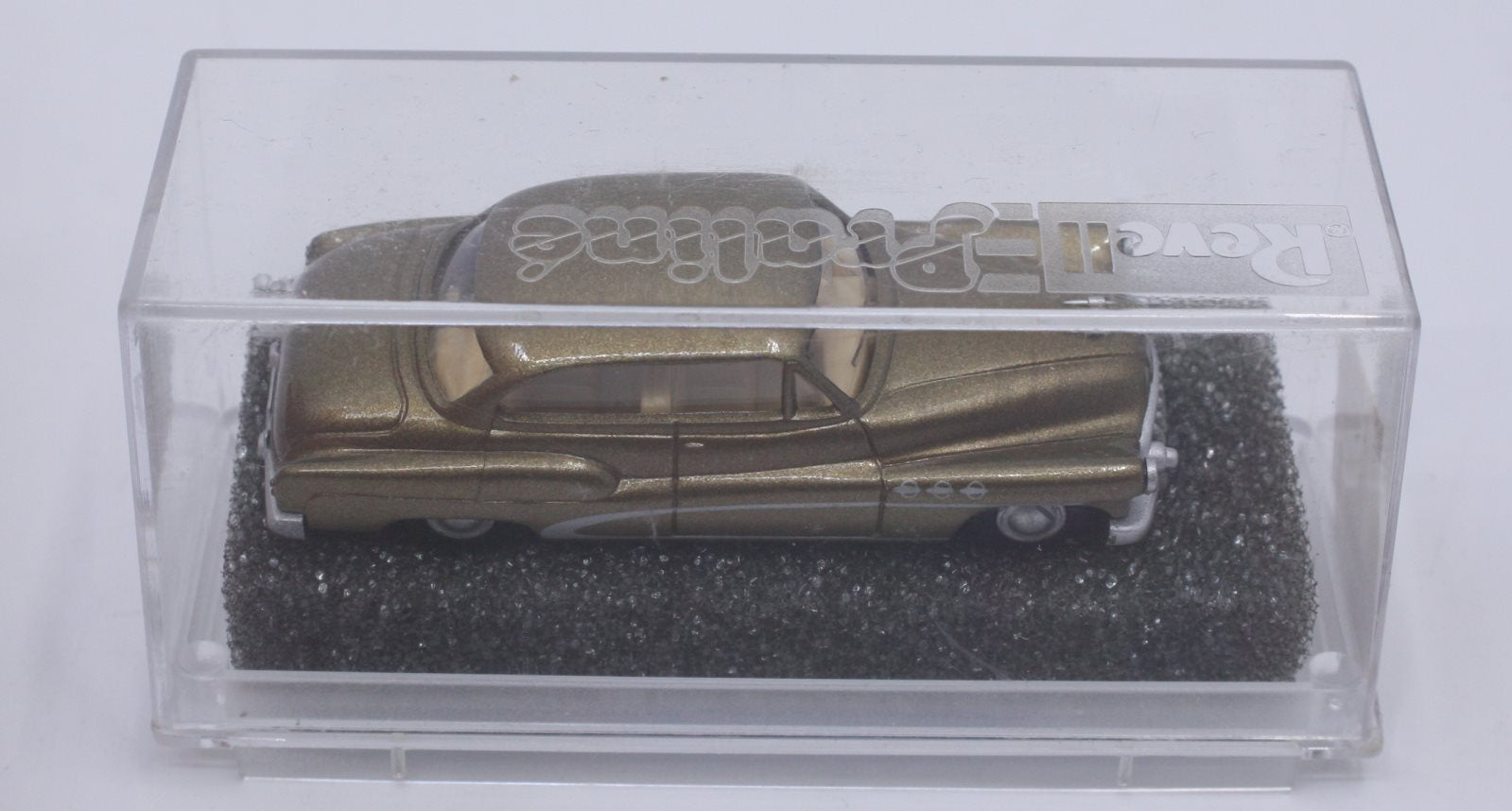 Praline 84704 HO Gold Metalic Buick Limousine