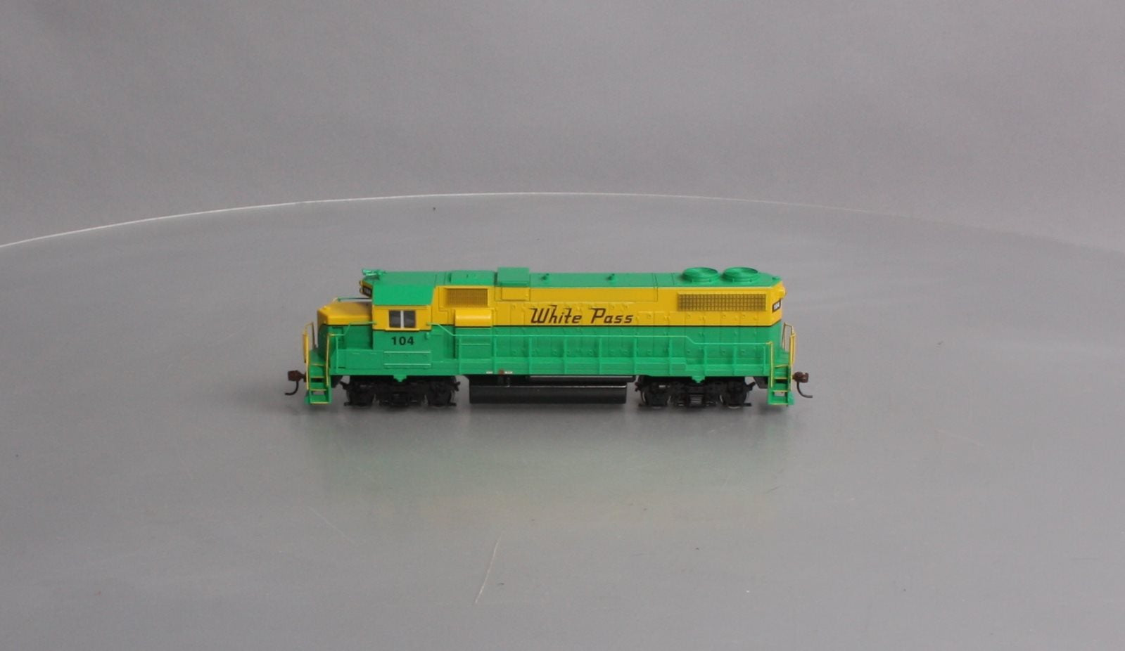 Athearn 99157 HO Scale White Pass & Yukon Route #104 GP 38-2 Diesel Locomotive
