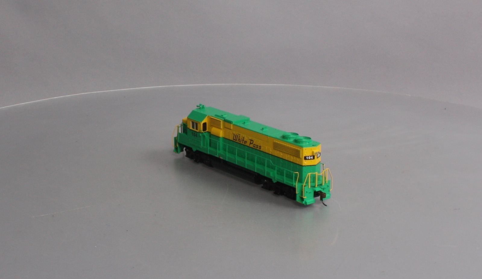 Athearn 99157 HO Scale White Pass & Yukon Route #104 GP 38-2 Diesel Locomotive