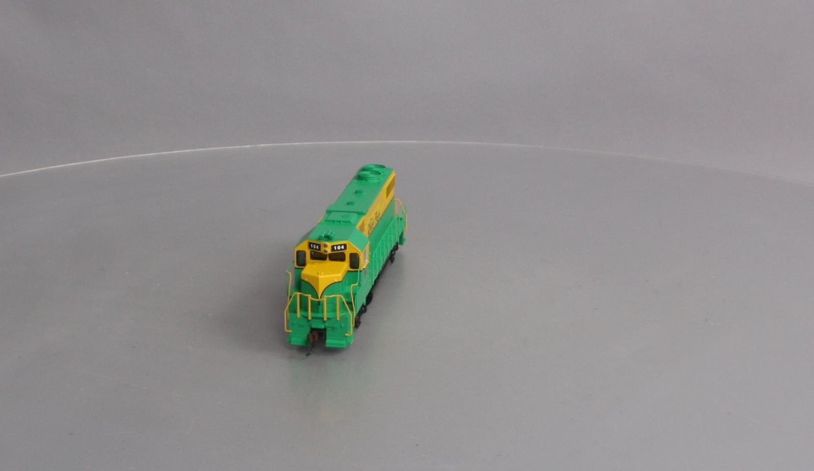 Athearn 99157 HO Scale White Pass & Yukon Route #104 GP 38-2 Diesel Locomotive