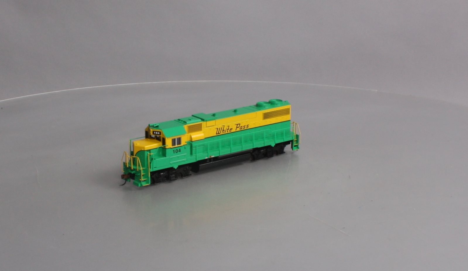 Athearn 99157 HO Scale White Pass & Yukon Route #104 GP 38-2 Diesel Locomotive