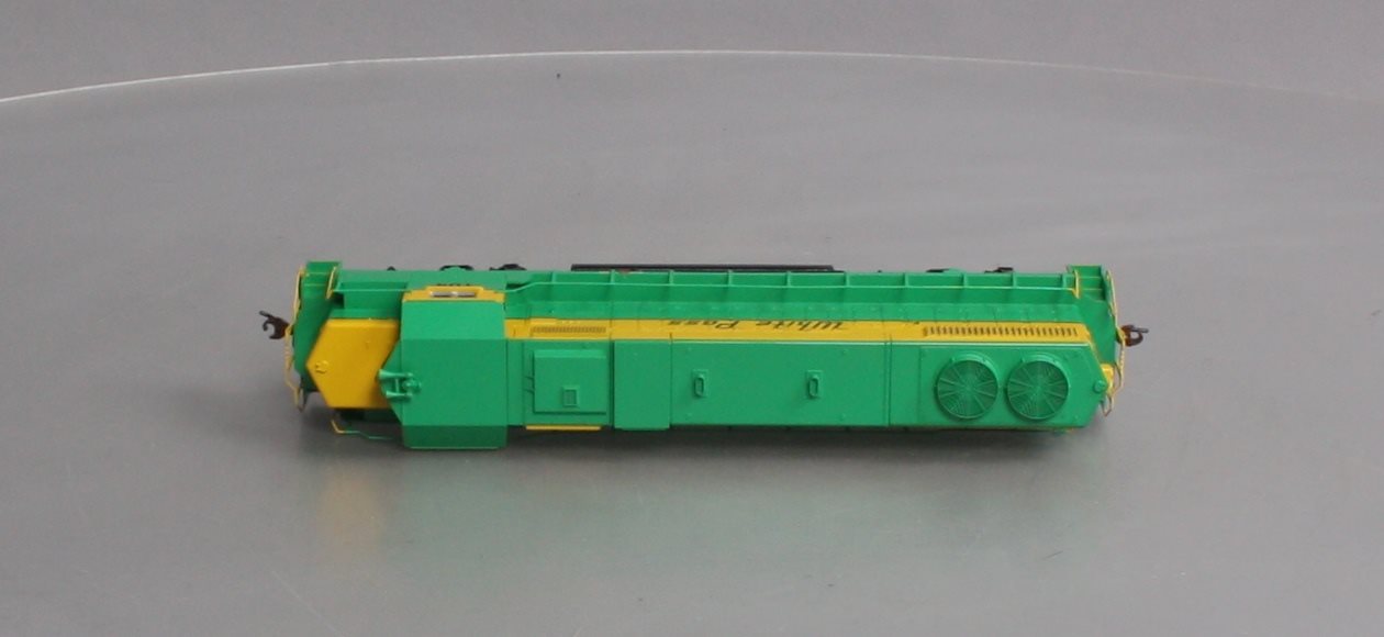 Athearn 99157 HO Scale White Pass & Yukon Route #104 GP 38-2 Diesel Locomotive