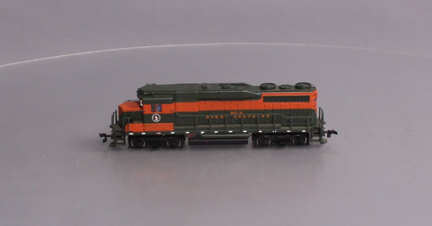Bachmann 41-0825-11 HO Great Northern GP-30 Powered Diesel Locomotive #3016 MT/Box