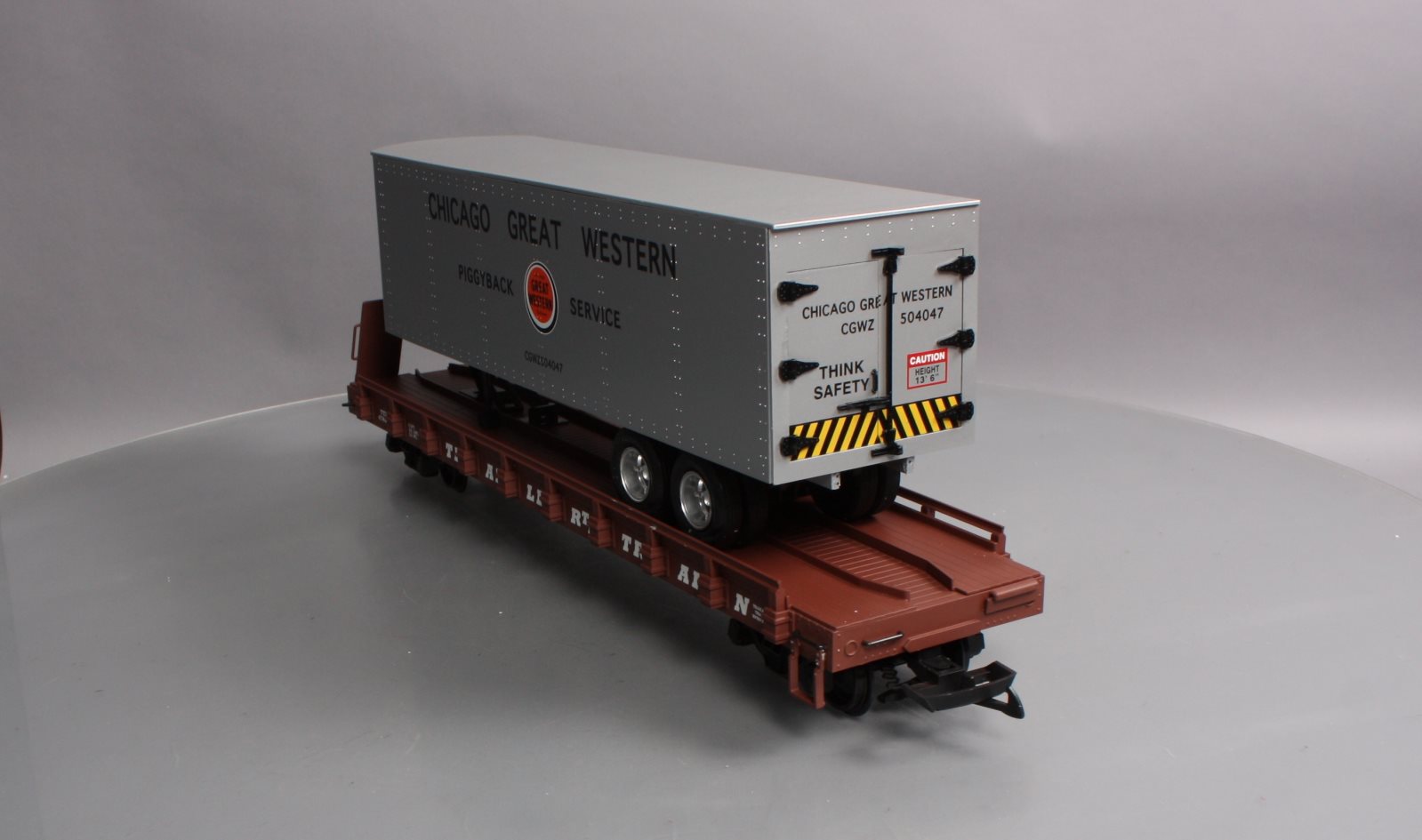 USA Trains R17023 G Chicago Great Western Piggyback Flatcar with Trailer