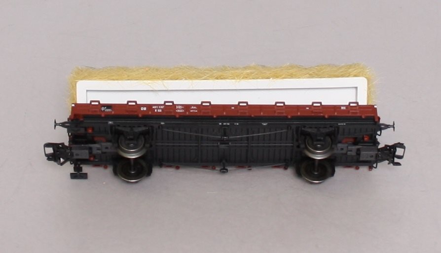 Marklin 46365 HO Scale DB Stake Car with Load of Straw & Loading Gauge LN/Box