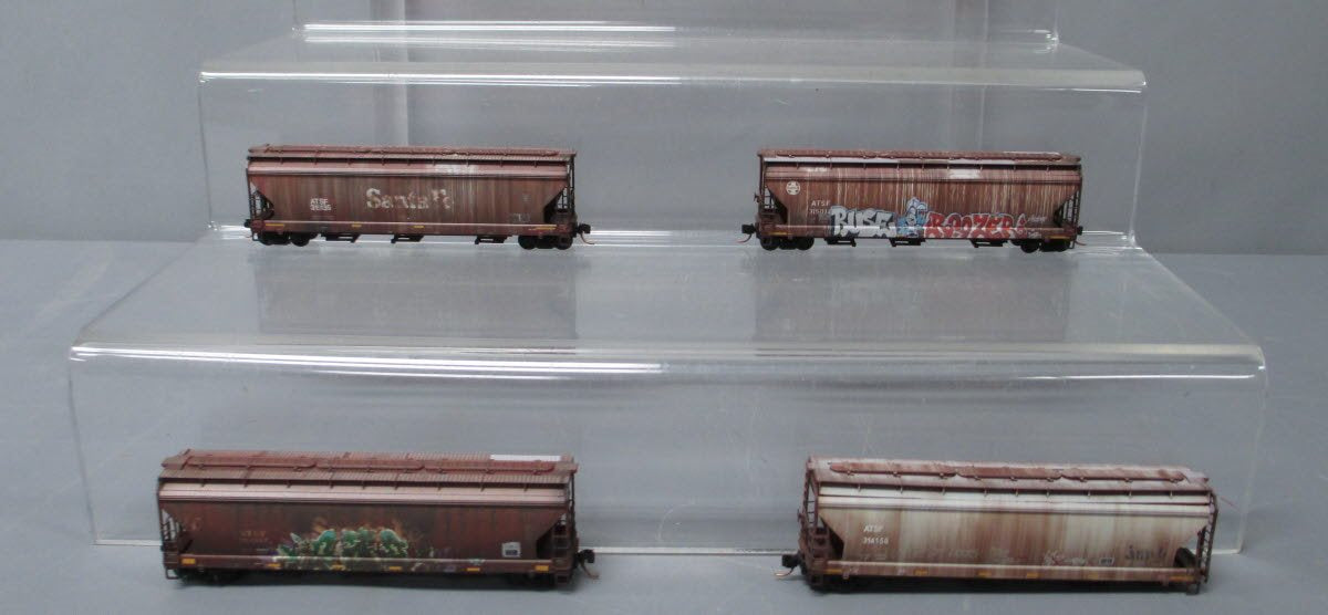 Micro-Trains 99305550 N ATSF Griffiti 3-Bay Covered Hopper (Set of 4)