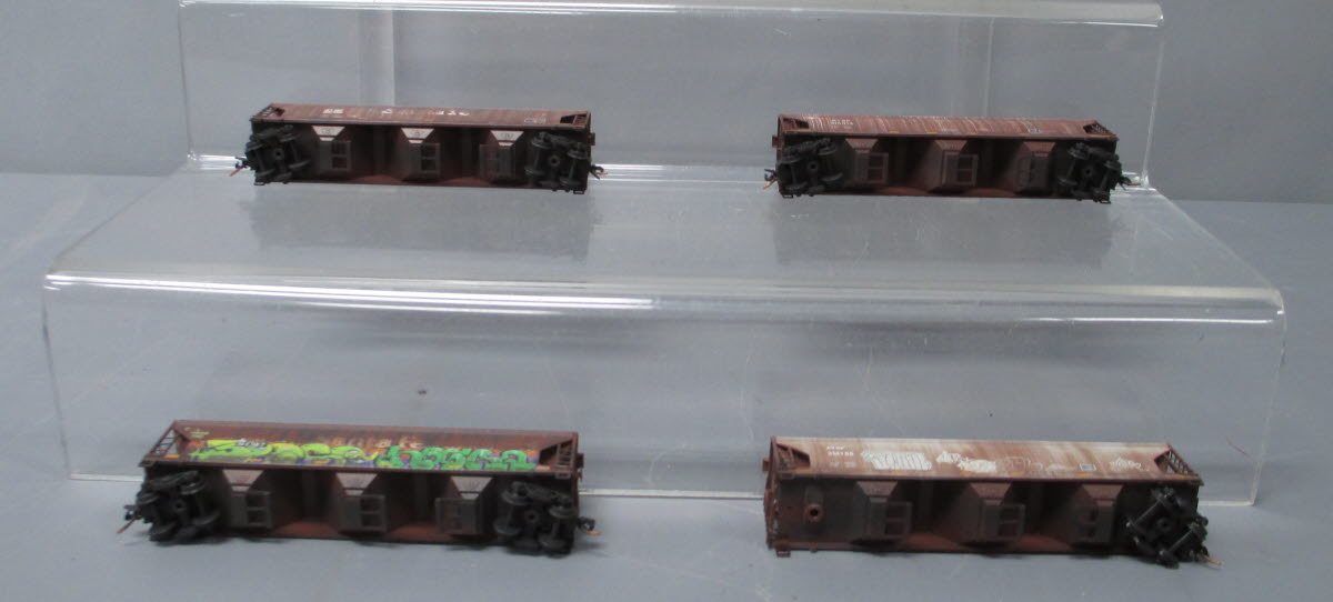 Micro-Trains 99305550 N ATSF Griffiti 3-Bay Covered Hopper (Set of 4)
