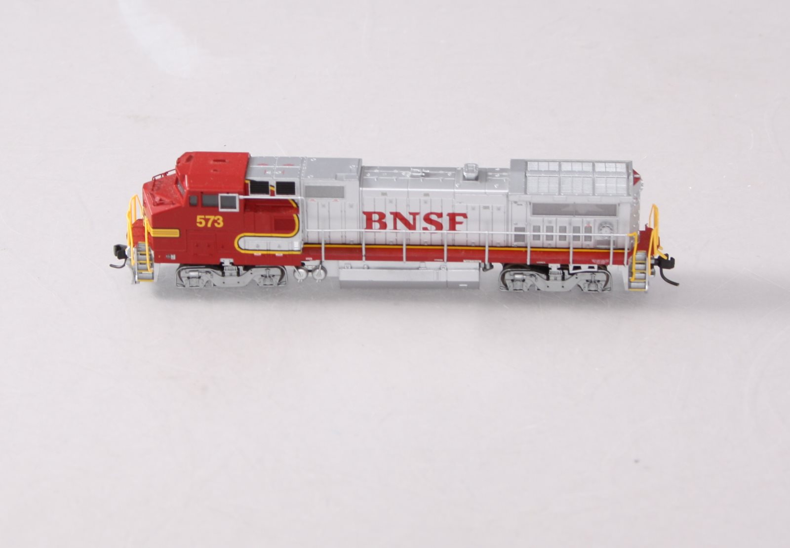 Atlas 48806 N Scale BNSF Dash 8-40BW Diesel Locomotive #573