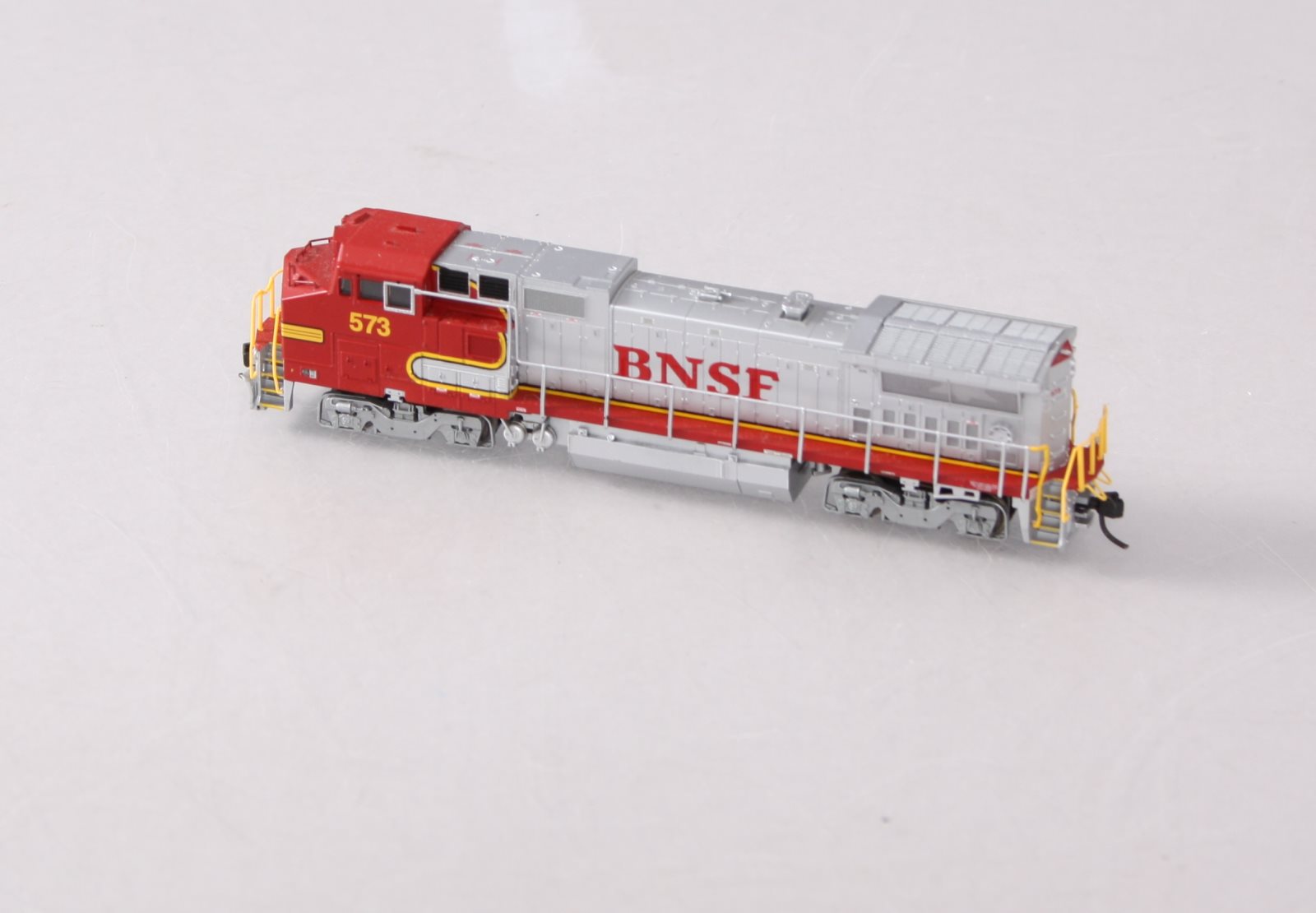 Atlas 48806 N Scale BNSF Dash 8-40BW Diesel Locomotive #573