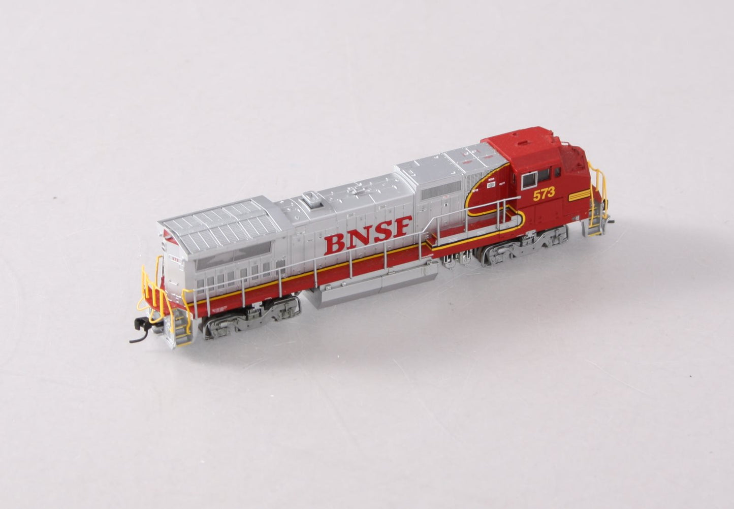 Atlas 48806 N Scale BNSF Dash 8-40BW Diesel Locomotive #573