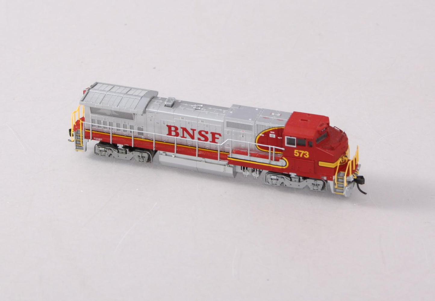 Atlas 48806 N Scale BNSF Dash 8-40BW Diesel Locomotive #573